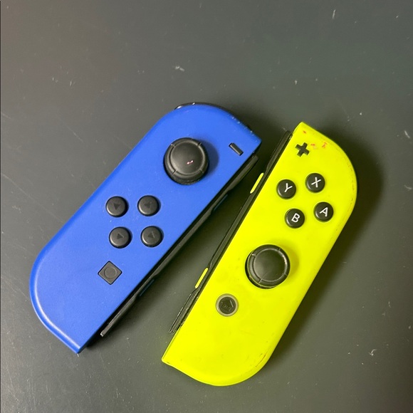 Nintendo Joy-Con Controllers - Blue and Yellow - Picture 2 of 6